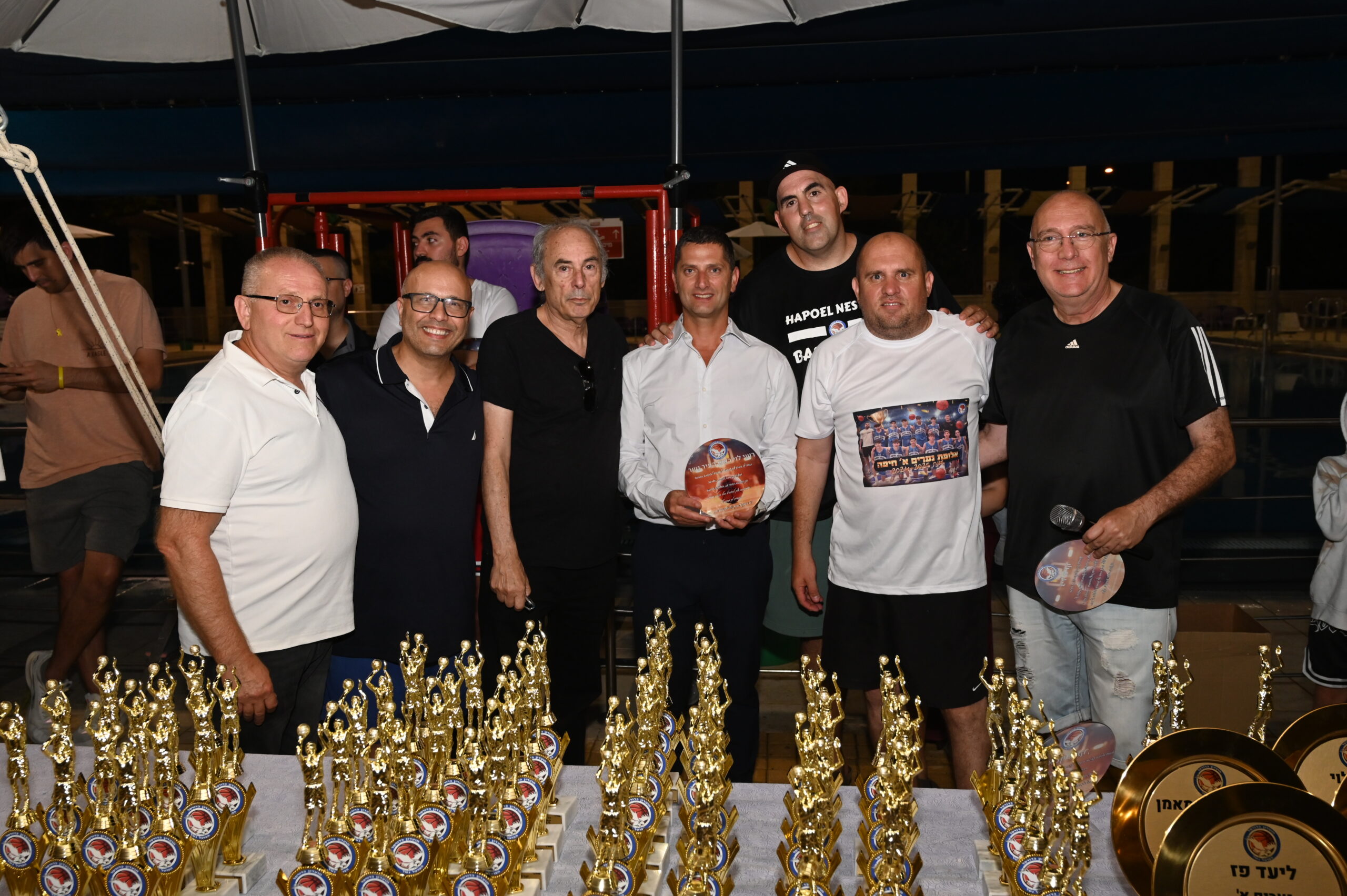 הענקת מגן הוקרה לראש העיר נשר רועי לוי